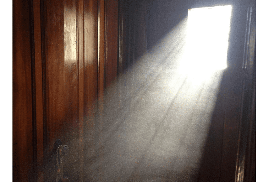 Свет проникает через окно, и вы видите пыль, летающую в воздухе